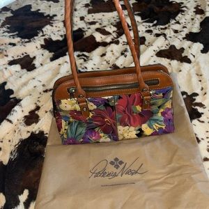 Patricia Nash floral leather handbag w/ brass detail; zipper close